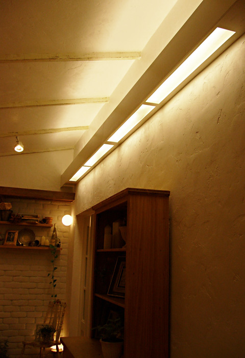オリジナルの天井にはめ込んだライト。