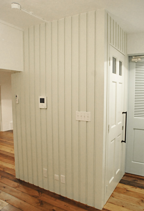 トイレとクローゼットを利用した壁もデザインのスパイスを。