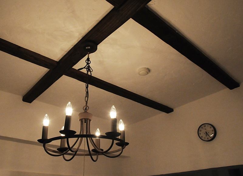 シャンデリアの明かりで漆喰の壁や天井の質感が浮かびあがります。