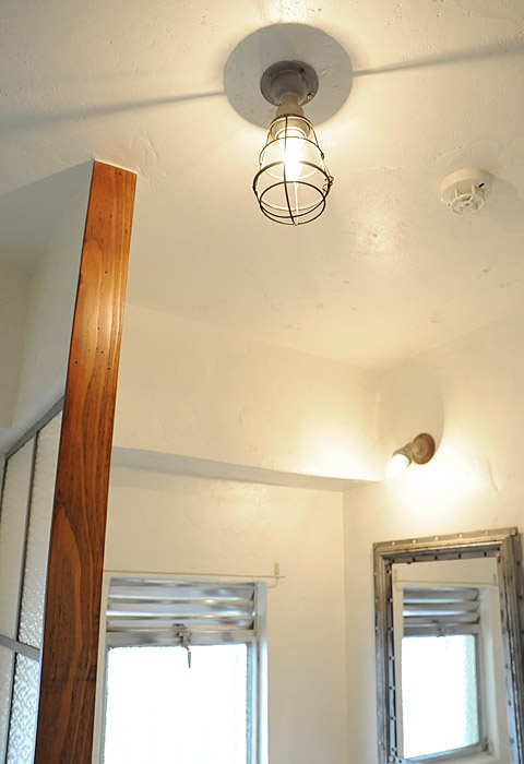 サニタリールームの天井にはインダストリアルな雰囲気漂うランプガード付きシーリング照明を。