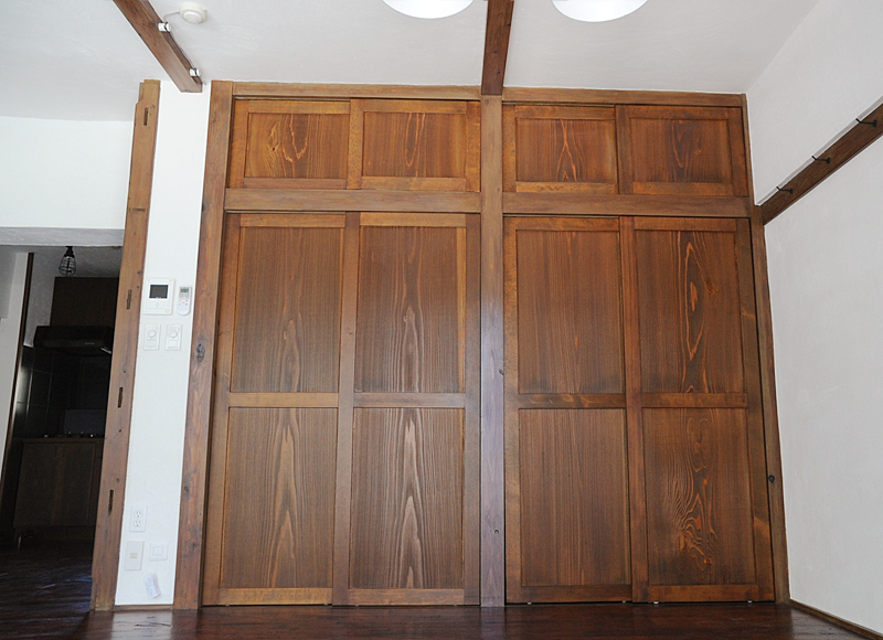 杉の一枚板を使用した収納扉はずっしりとした雰囲気があります。