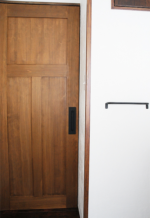サニタリールームの扉。木の質感とアイアンのハンドルの相性が抜群です。