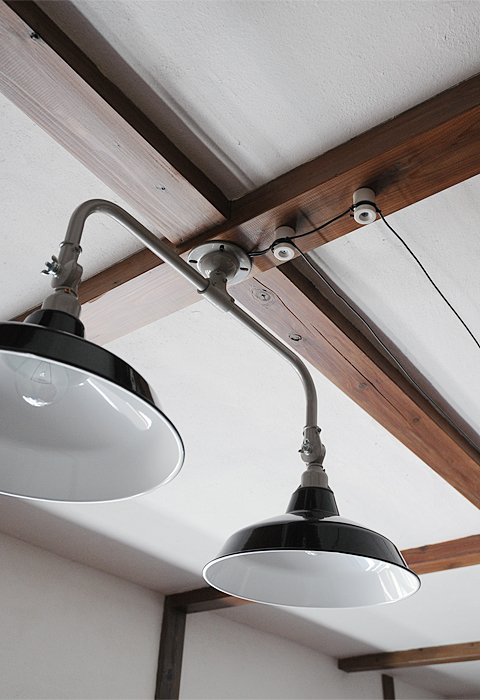 天井の梁にはインダストリアルな照明。ガイシを使用してレトロな雰囲気を演出。