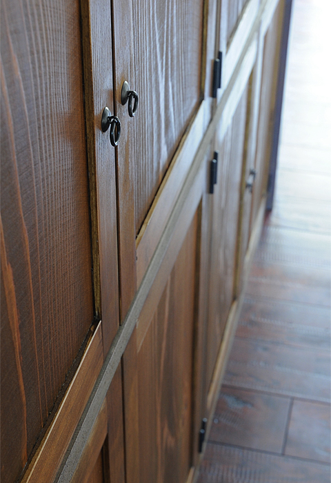 扉のプルはシンプルながらもお洒落なアイアンリングのプルで統一。