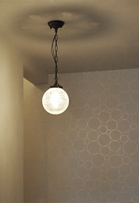 ボール型の照明が壁紙の模様を照らします。