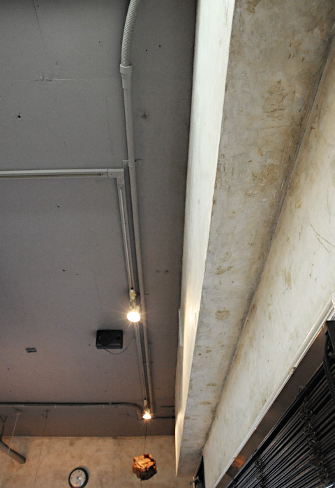 天井は配管をそのままいかし、インダストリアルな雰囲気に。