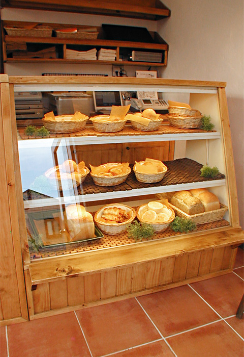 手作りのパンに合うナチュラルカラーの木材を使用