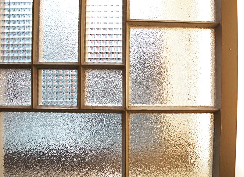 ガラスは雨の雫が溜まったようなデザインで、外からの目隠しになります。