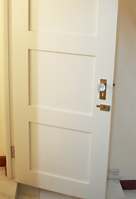 ドアのブや鍵にはアンティーク風のデザインの物を使用