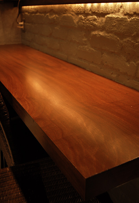 厚い1枚板のテーブル