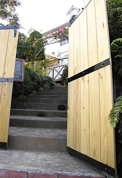 アイアン×ウッドの重厚感のあるエントランスドアと階段